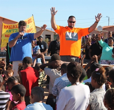 Jongmense saam teen dwelms en drank